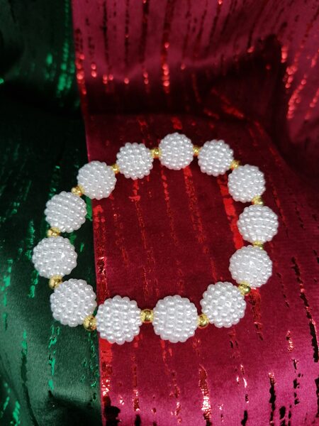 "Raspberry imitation bracelet with dividing gold beads" (bracelet)“